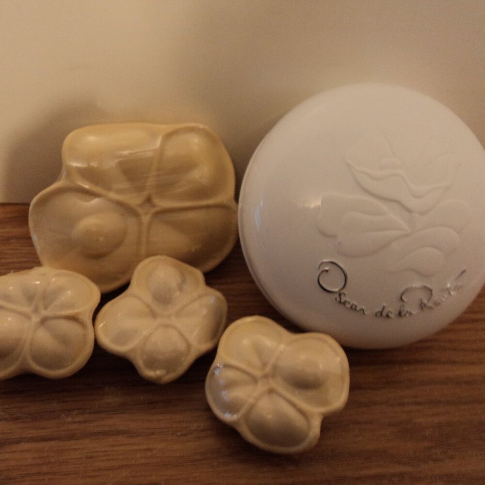 VTG 1982 Oscar de la Renta Scented Sealed Soaps with White Case